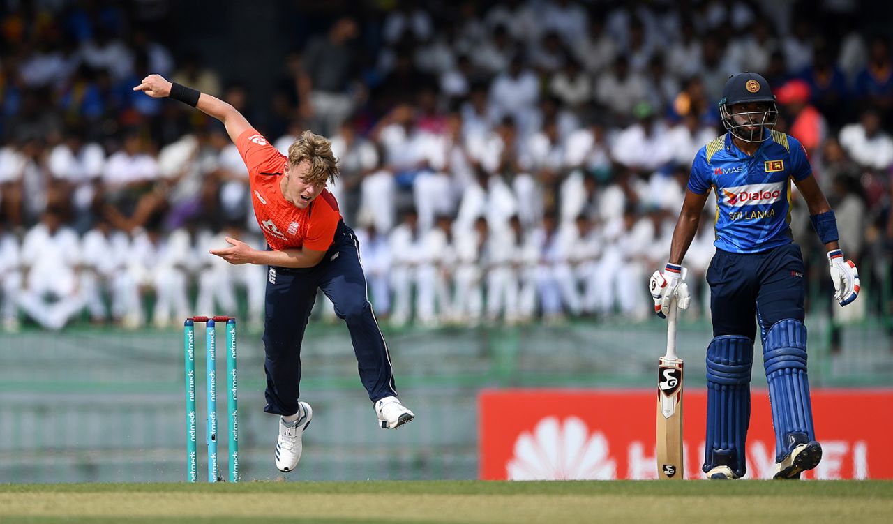 Sam Curran bowls during the fifth ODI, Sri Lanka v England, 5th ODI, Colombo, October 23 2018
