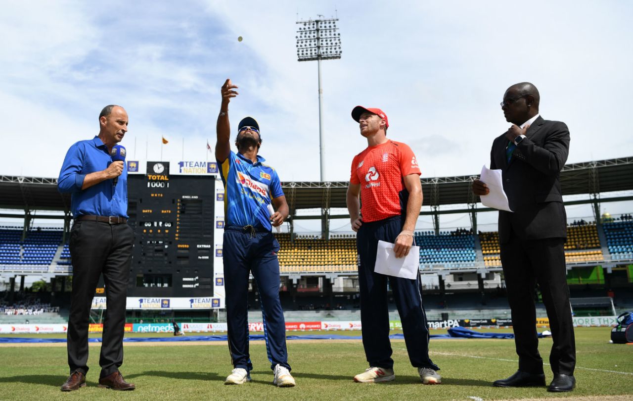 Jos Buttler and Dinesh Chandimal at the toss, Sri Lanka v England, 5th ODI, October 23rd