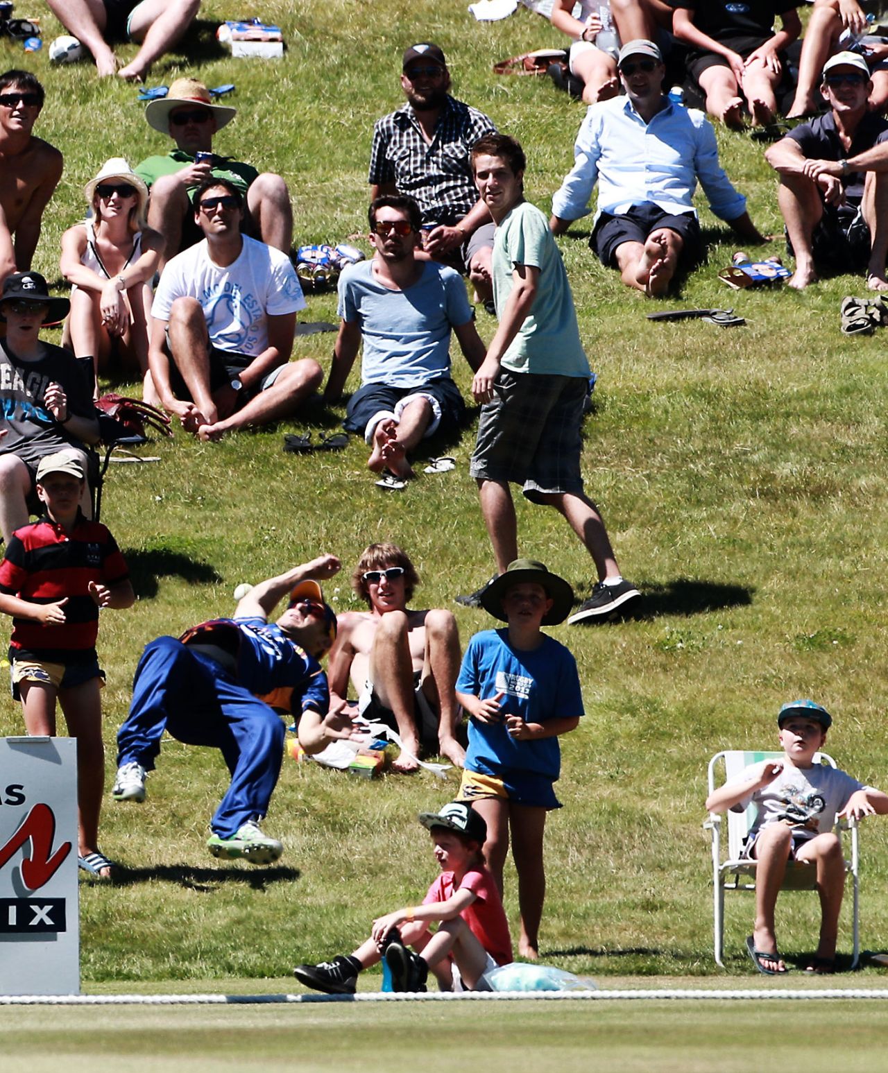 Nathan McCullum drops a catch on the boundary, Otago v Wellington, HRV Cup, Queenstown, December 31, 2011