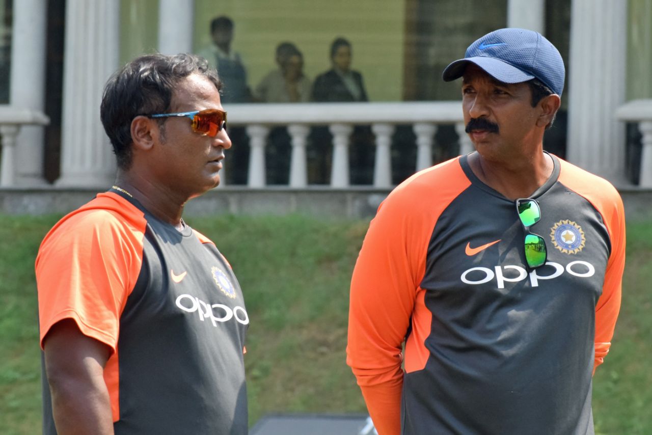 India head coach Ramesh Powar and fielding coach Biju George have a chat, India A v Australia A, Mumbai, October 26, 2018