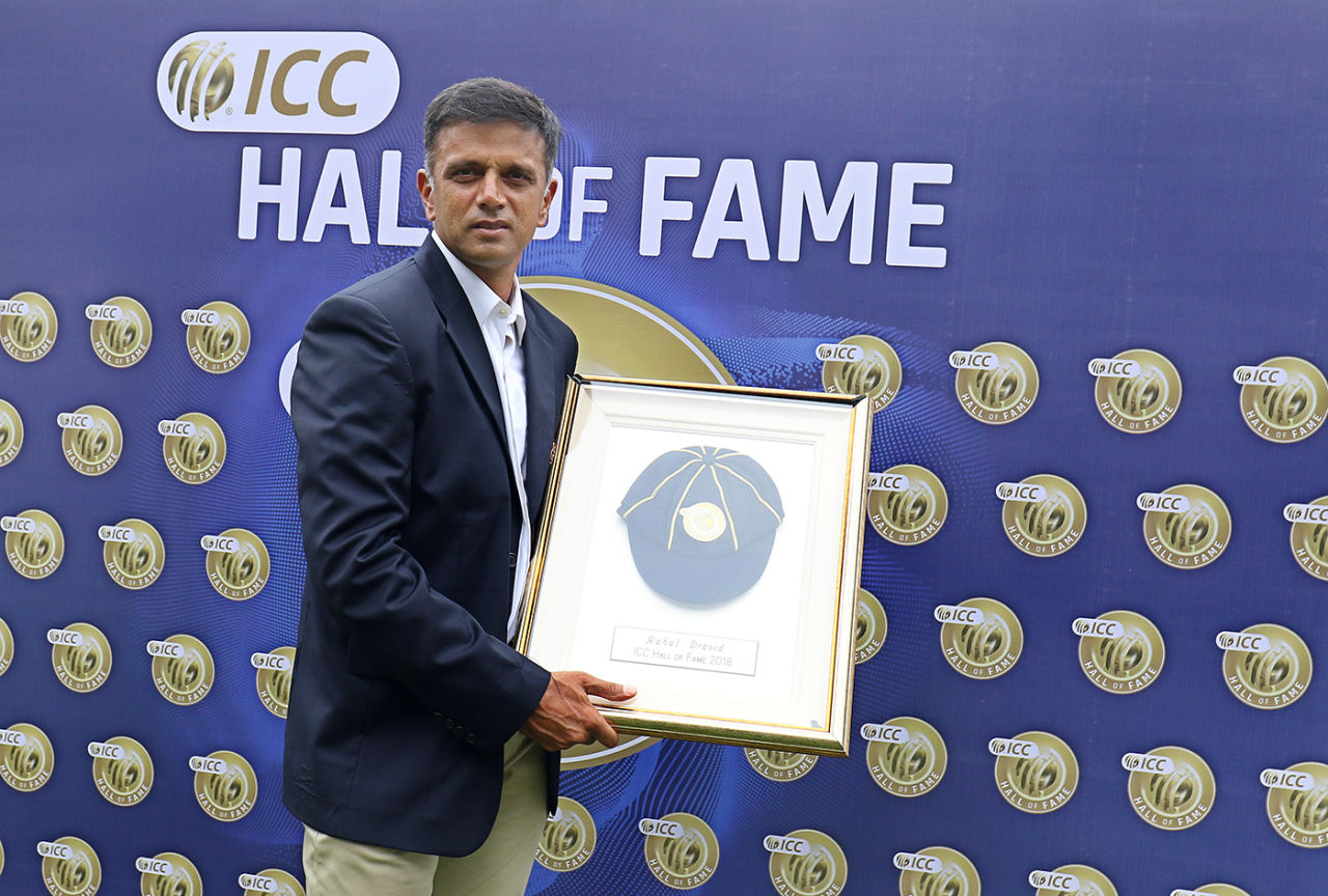 Rahul Dravid receiving his ICC Hall of Fame cap, Thiruvananthapuram, November 1, 2018
