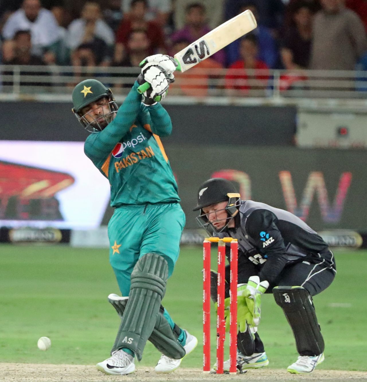 Asif Ali tries to go big, Pakistan v New Zealand, 2nd T20I, Dubai, November 2, 2018