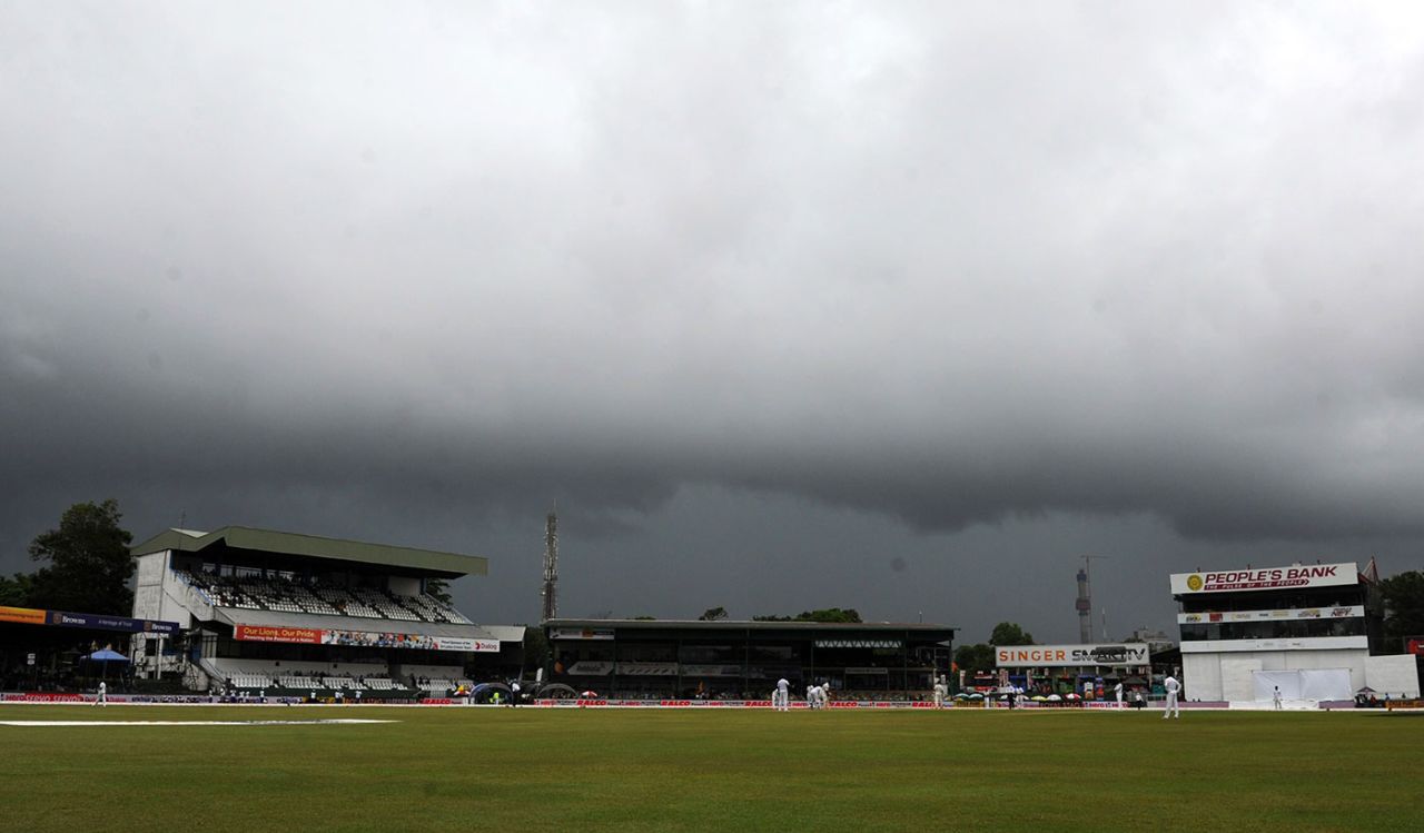 Dark clouds hover over the SSC, Sri Lanka v India, 3rd Test, SSC, Colombo, 1st day, August 28, 2015