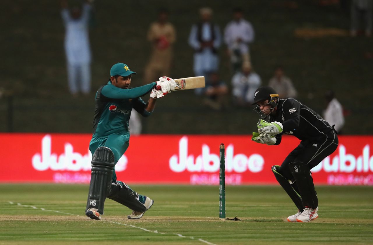 Sarfraz Ahmed plays a pull, Pakistan v New Zealand, 1st ODI, Abu Dhabi, November 7, 2018