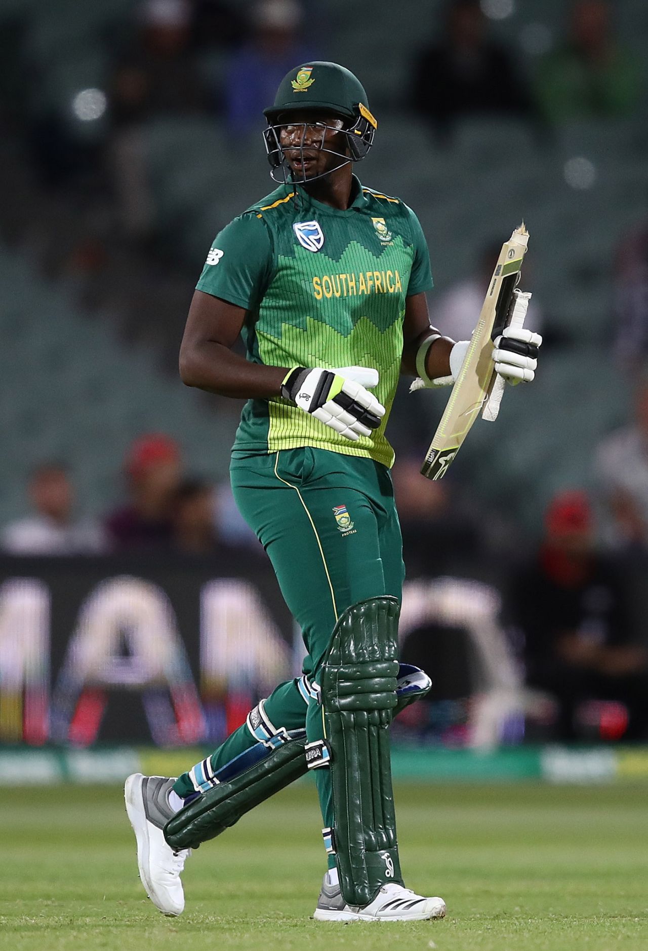 Lungi Ngidi had to deal with a broken bat mid-innings, Australia v South Africa, 2nd ODI, Adelaide, November 9, 2018