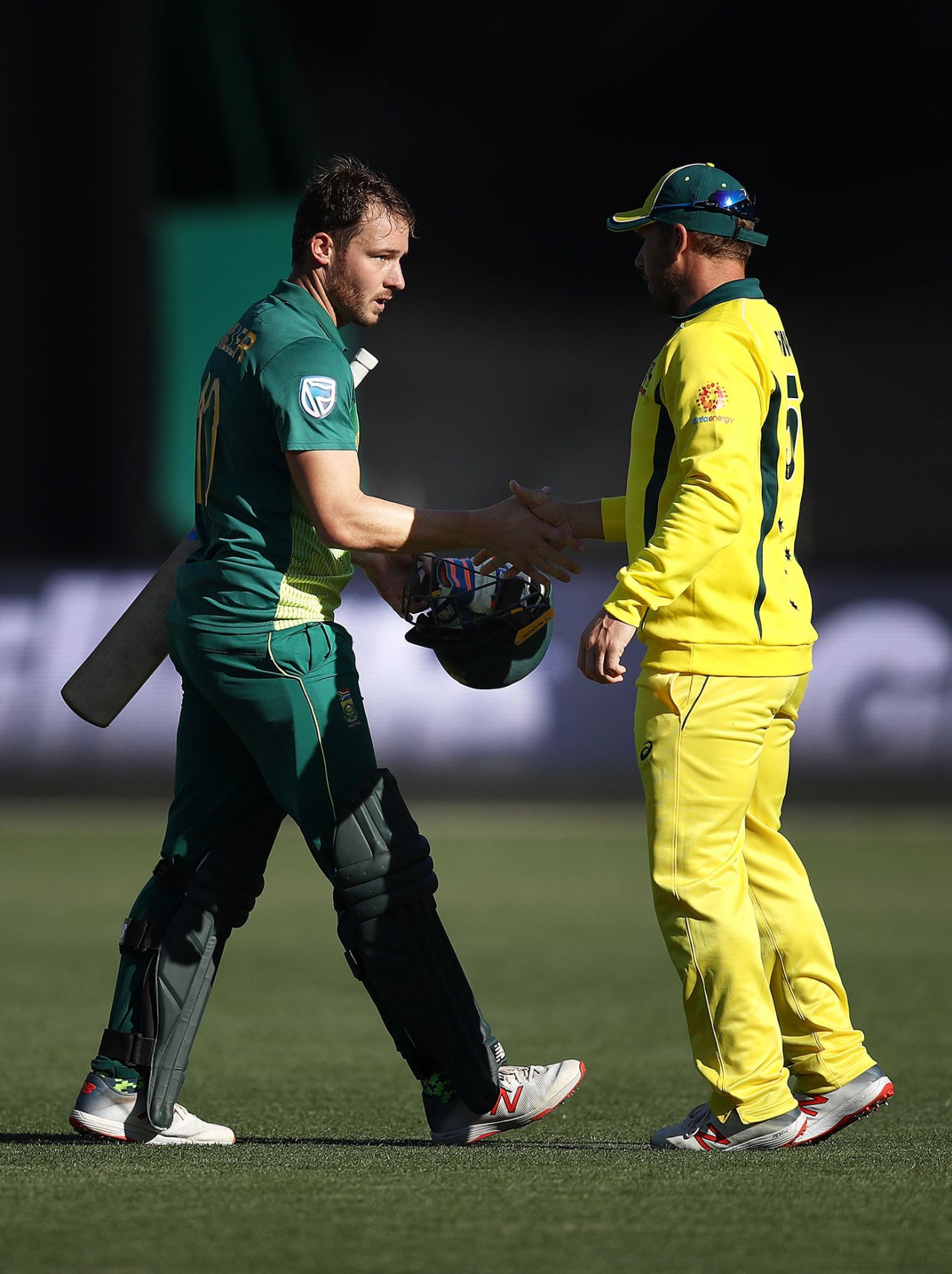 David Miller gets a handshake from Aaron Finch, Australia v South Africa, 3rd ODI, Hobart, November 11, 2018