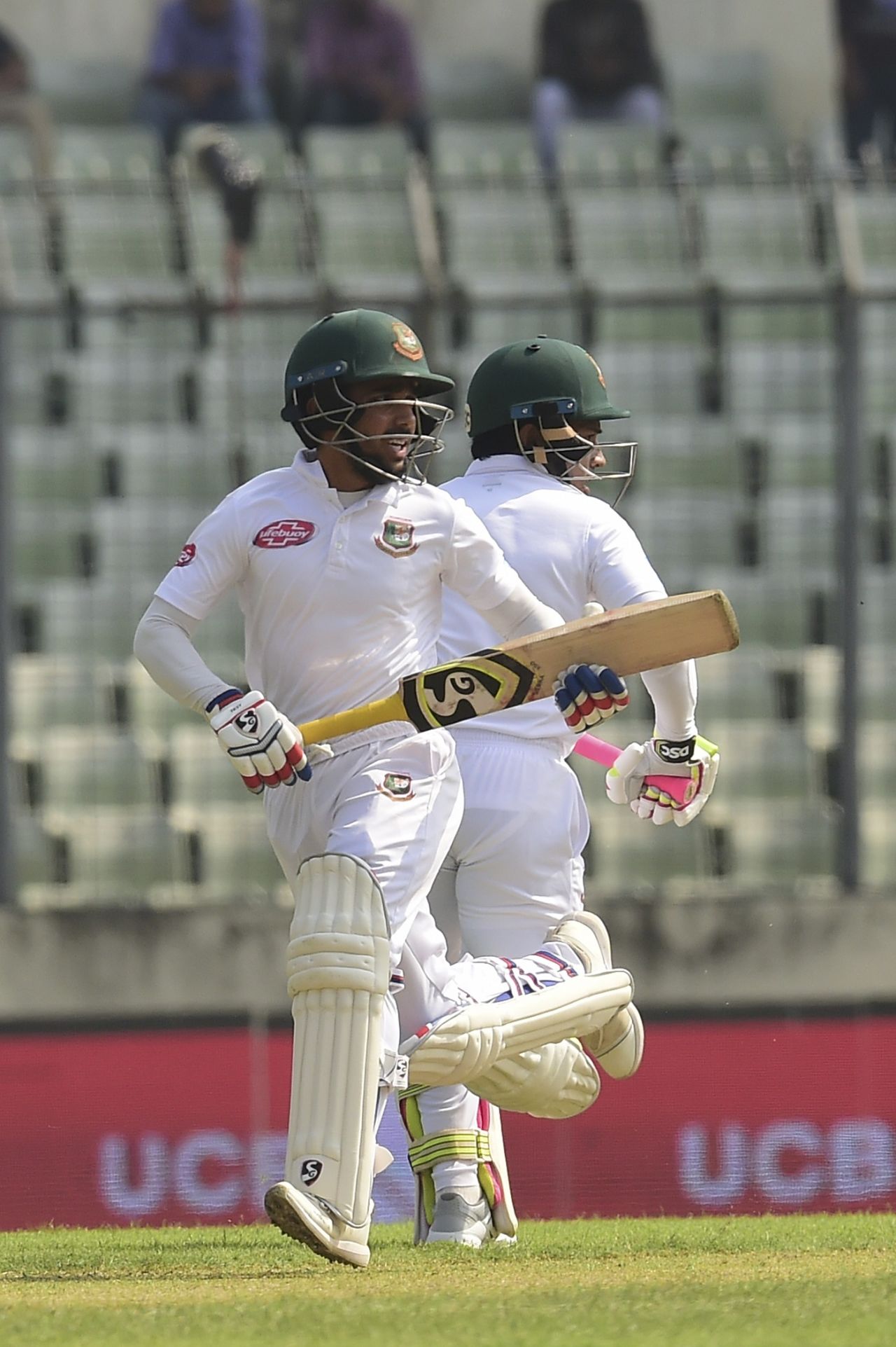 Mominul Haque and Mushfiqur Rahim take a run, Bangladesh v Zimbabwe, 2nd Test, Dhaka, 1st day, November 11, 2018