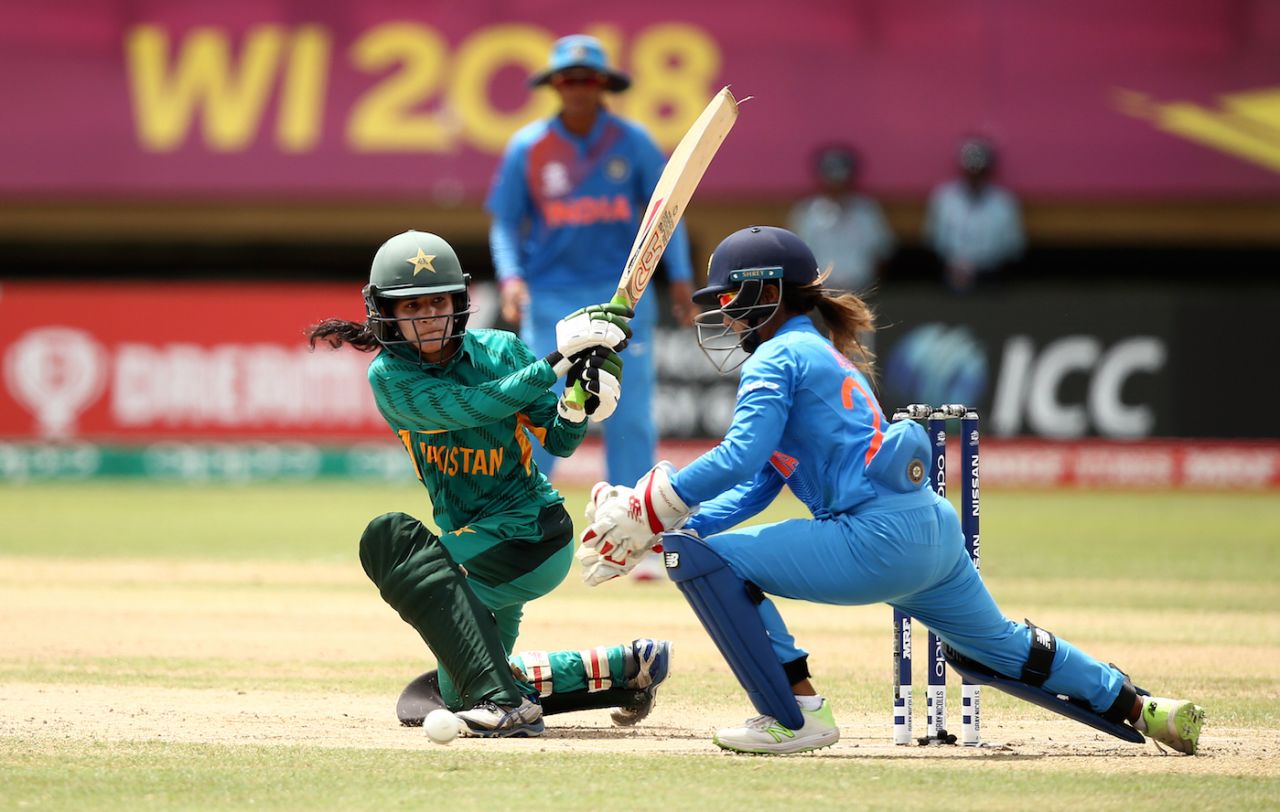 Javeria Khan tries to sweep, India v Pakistan, Women's World T20, Group B, Guyana, November 11, 2018