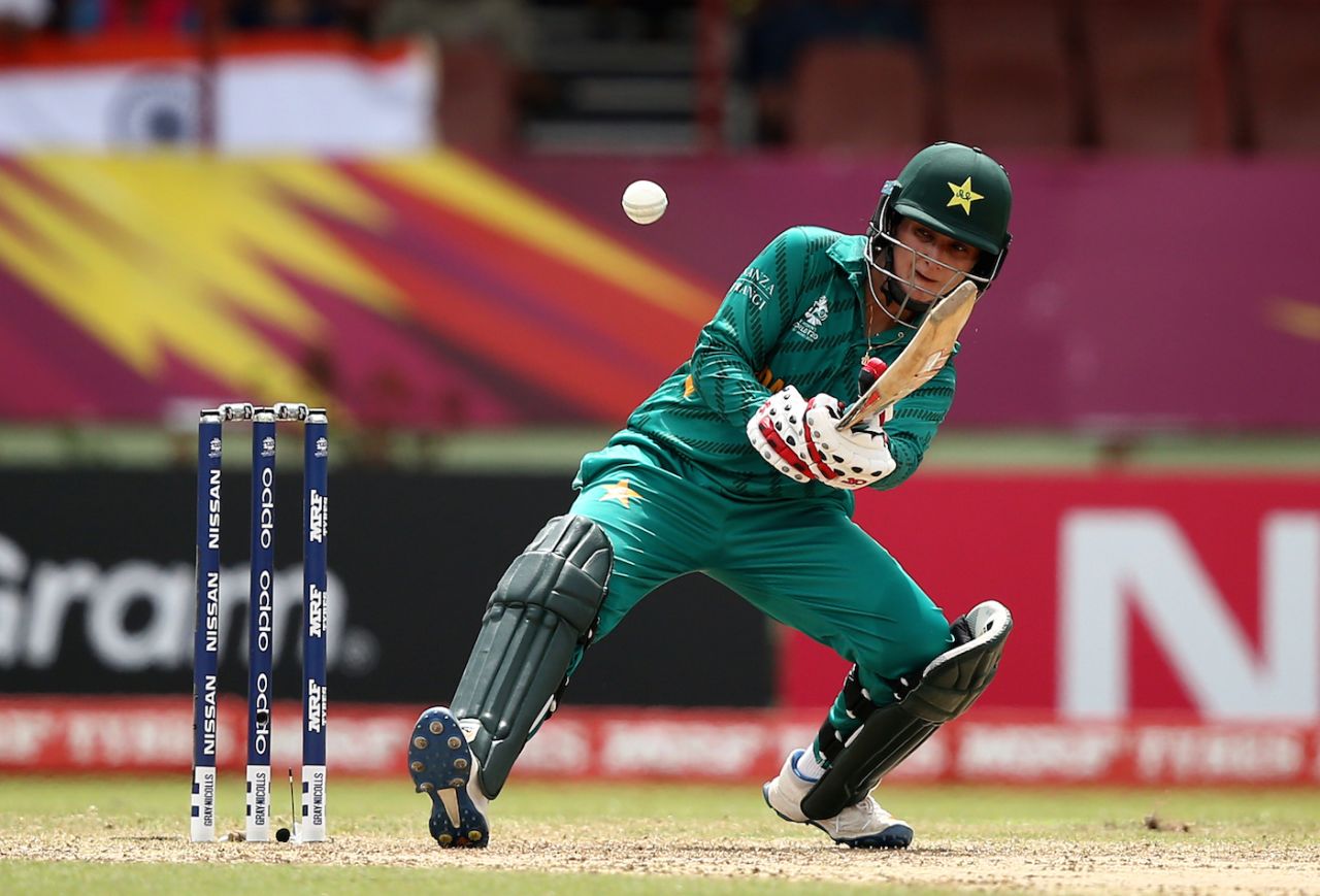 Bismah Maroof scoops the ball, India v Pakistan, Women's World T20, Group B, Guyana, November 11, 2018