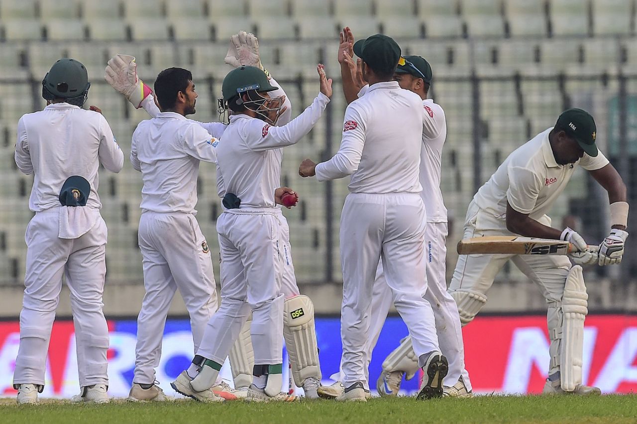 Bangladesh celebrate Hamilton Masakadza's dismissal, Bangladesh v Zimbabwe, 2nd Test, Dhaka, 4th day, November 14, 2018