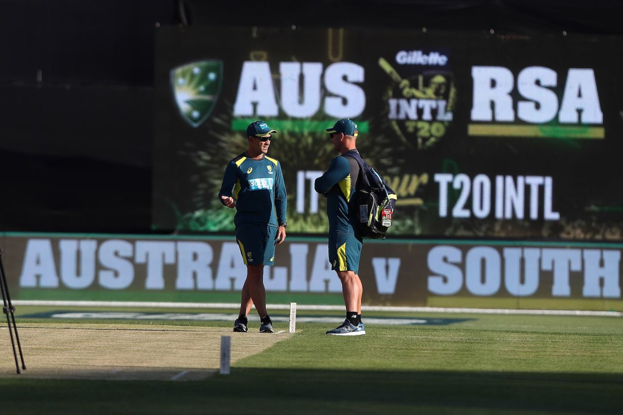 Justin Langer and Aaron Finch have a chat near the pitch, Carrara, November 16, 2018