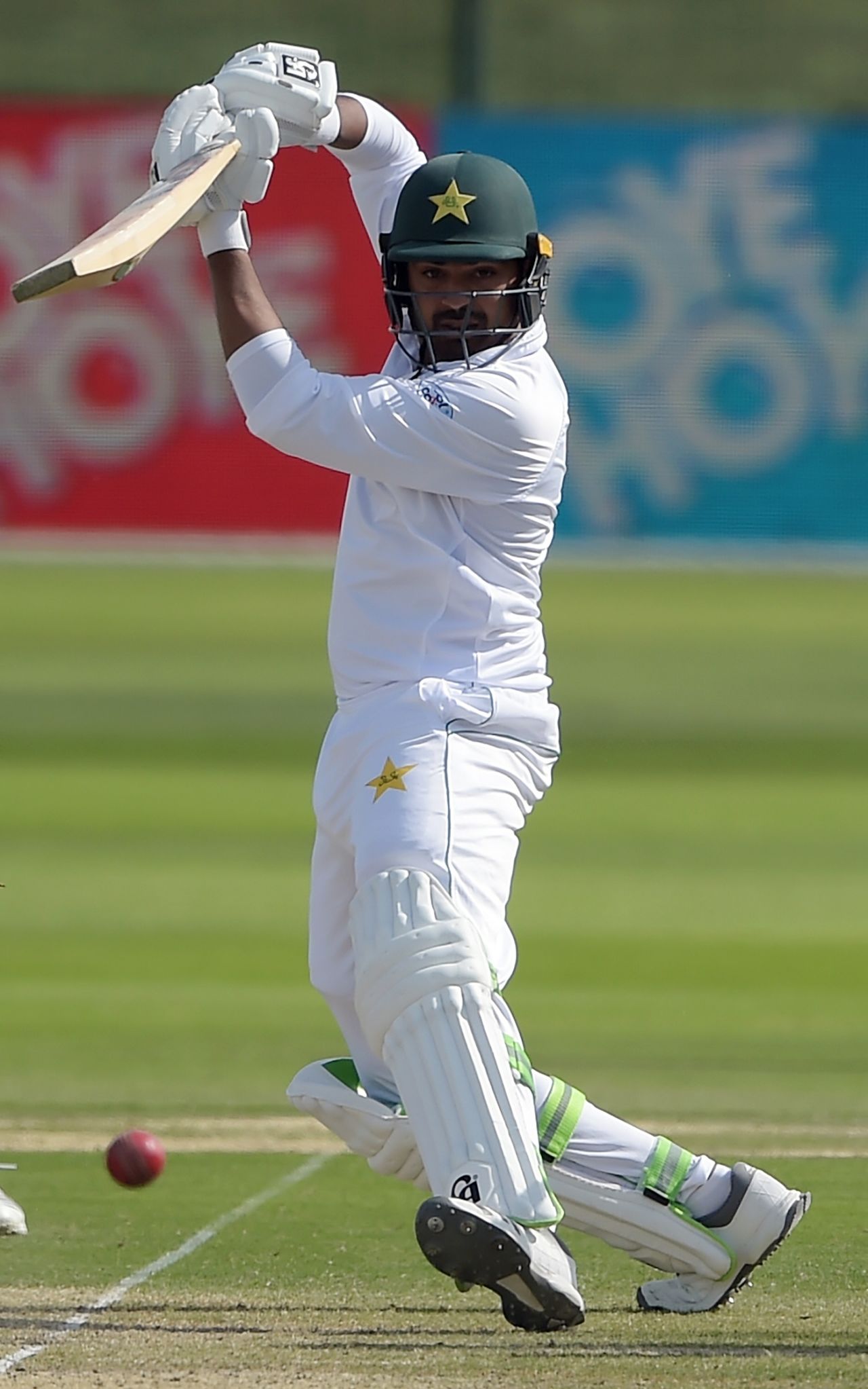 Haris Sohail punches with a high elbow, Pakistan v New Zealand, 1st Test, Abu Dhabi, 2nd day, November 17, 2018