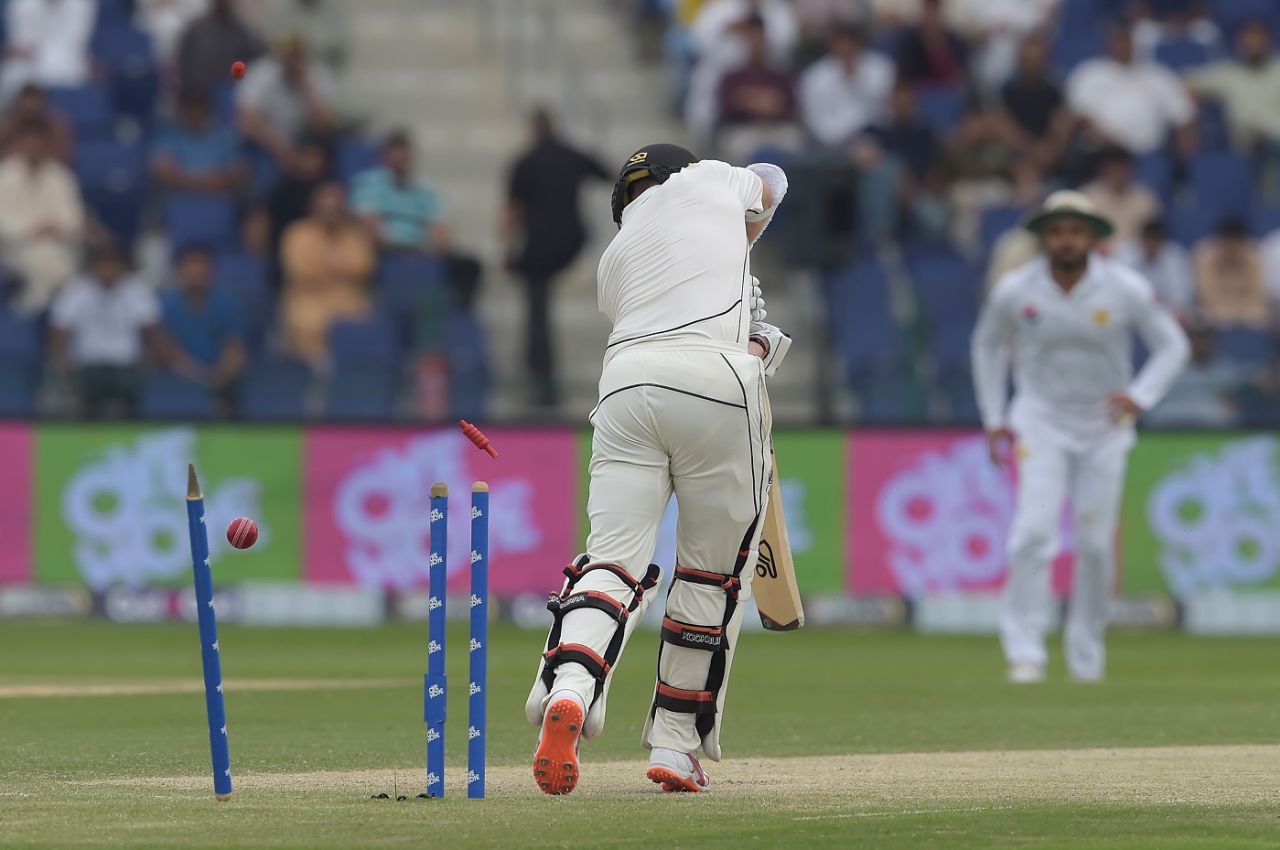 Tom Latham loses his off stump, Pakistan v New Zealand, 1st Test, Abu Dhabi, 2nd day, November 17, 2018