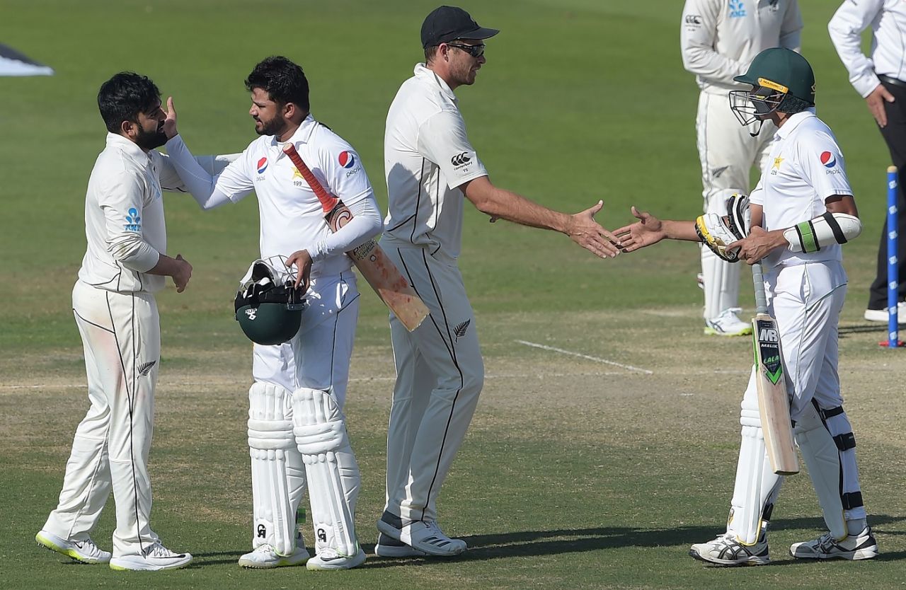 The players shake hands after the Test, Pakistan v New Zealand, 1st Test, Abu Dhabi, 4th day, November 19, 2018