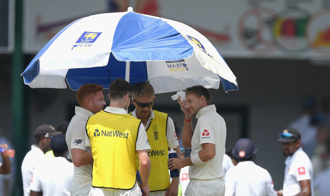Jonny Bairstow and Joe Root take on fluids during a break, Sri Lanka v England, 3rd Test, Colombo, 1st day, November 23, 2018