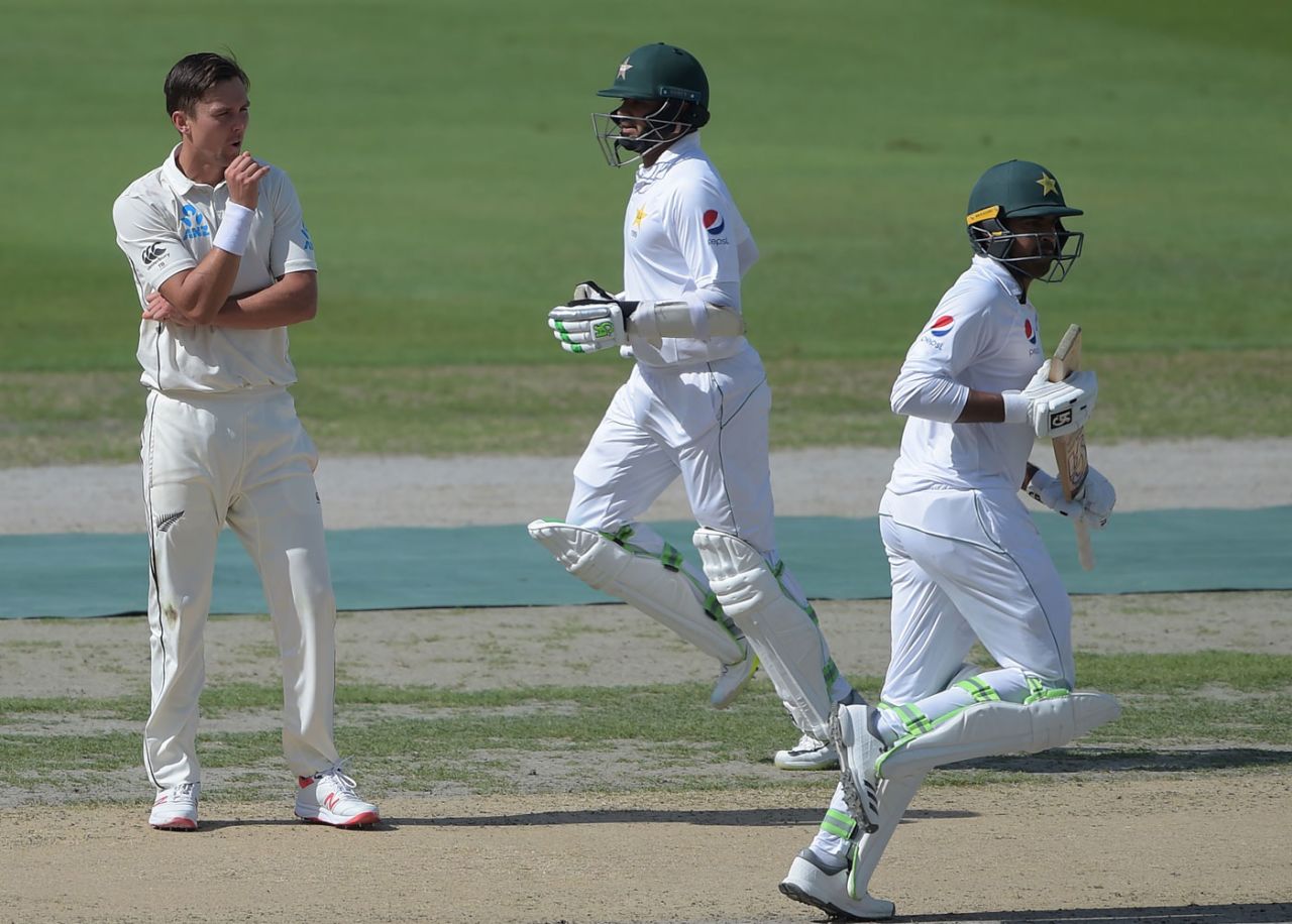 Trent Boult watches in frustration as Pakistan steal runs off his bowling, Pakistan v New Zealand, 2nd Test, 1st day, Dubai