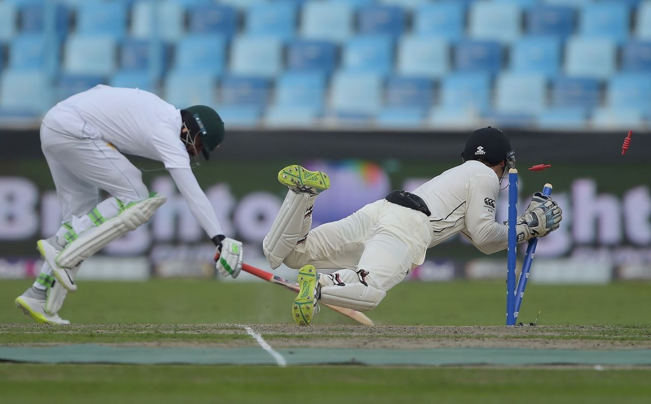 Azhar Ali scampers to make his ground but falls short, Pakistan v New Zealand, 2nd Test, 1st day, November 24, 2018