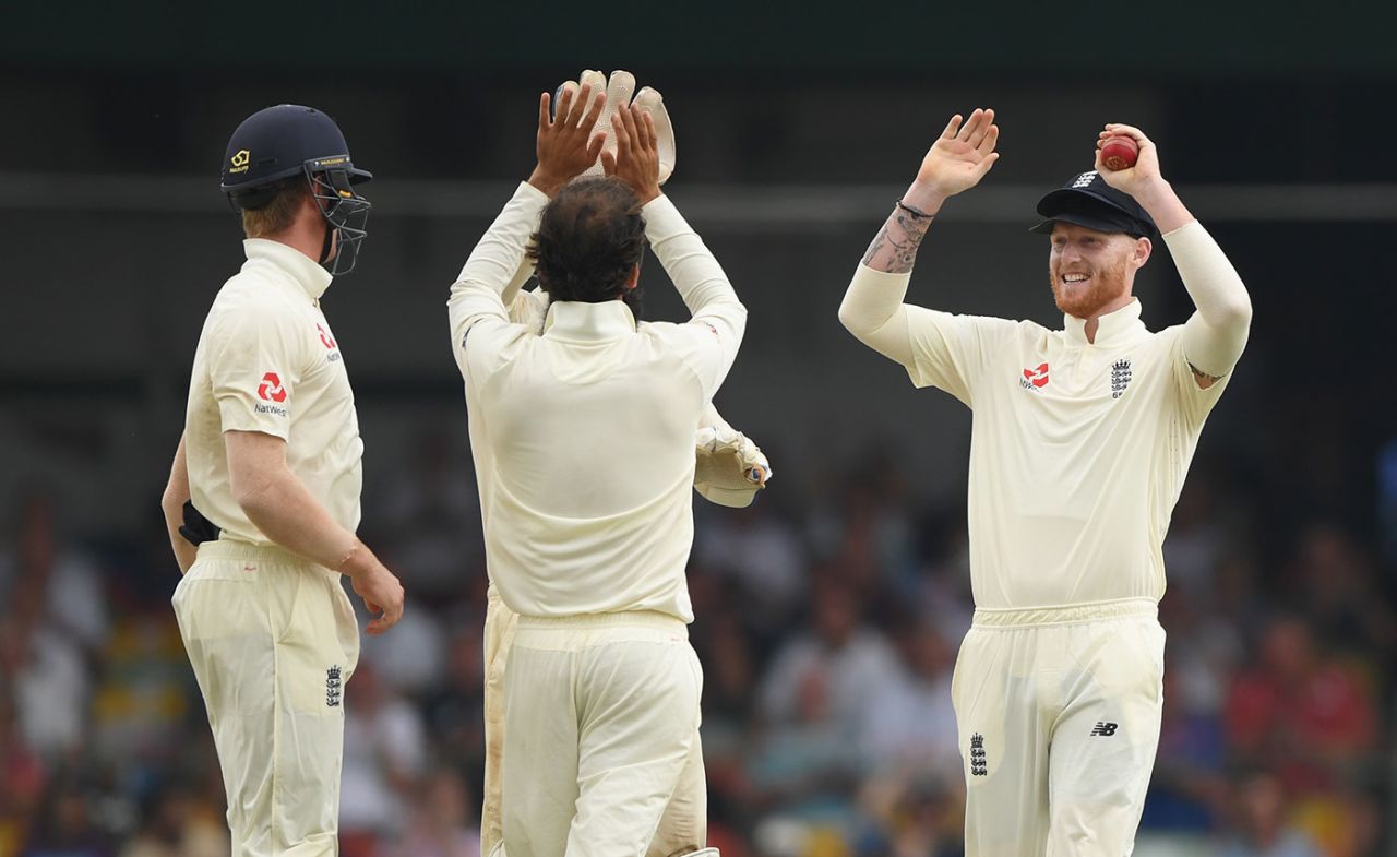 Ben Stokes and Moeen Ali celebrate England's first breakthrough, Sri Lanka v England, 3rd Test, SSC, Colombo, 3rd day, November 25, 2018
