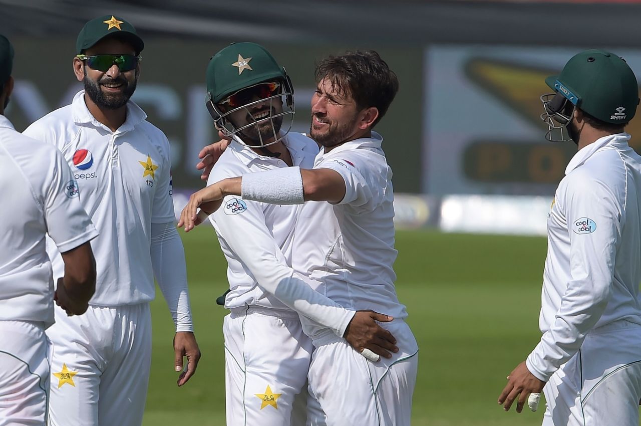 Yasir Shah is congratulated by his team-mates, Pakistan v New Zealand, 2nd Test, Dubai, Day 3, November 26, 2018