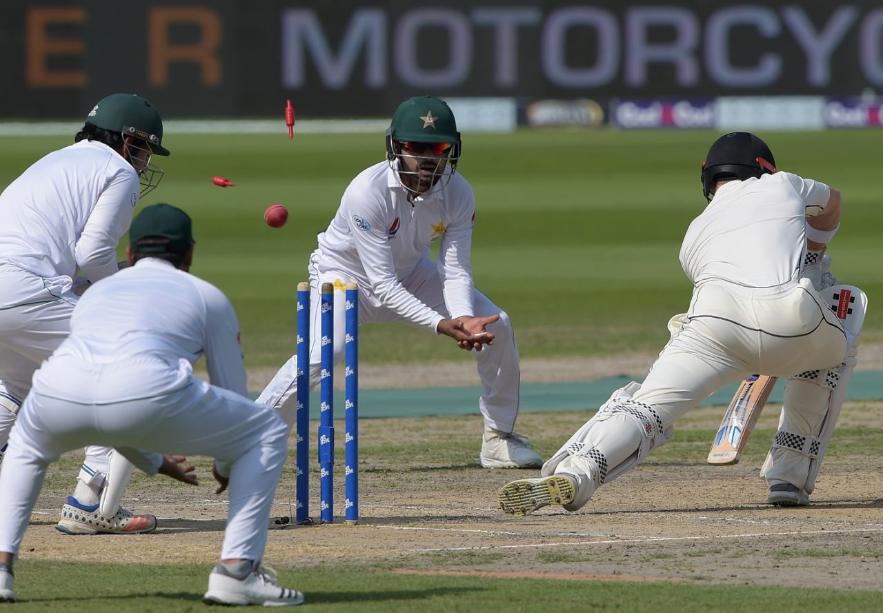 Henry Nicholls is bowled by Yasir Shah, Pakistan v New Zealand, 2nd Test, Dubai, 3rd day, November 26, 2018 