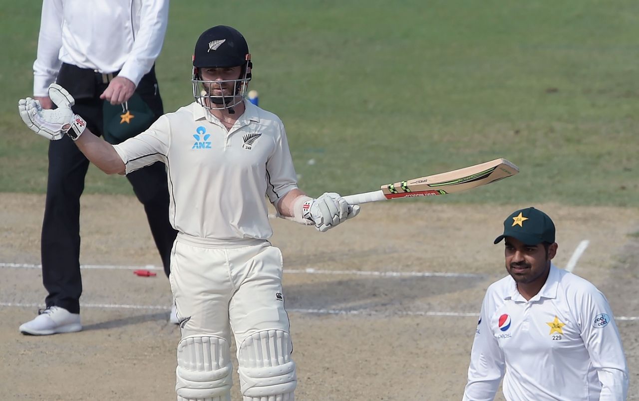 Kane Williamson was a spectator to his team's dramatic collapse, Pakistan v New Zealand, 2nd Test, Dubai, 3rd day, November 26, 2018