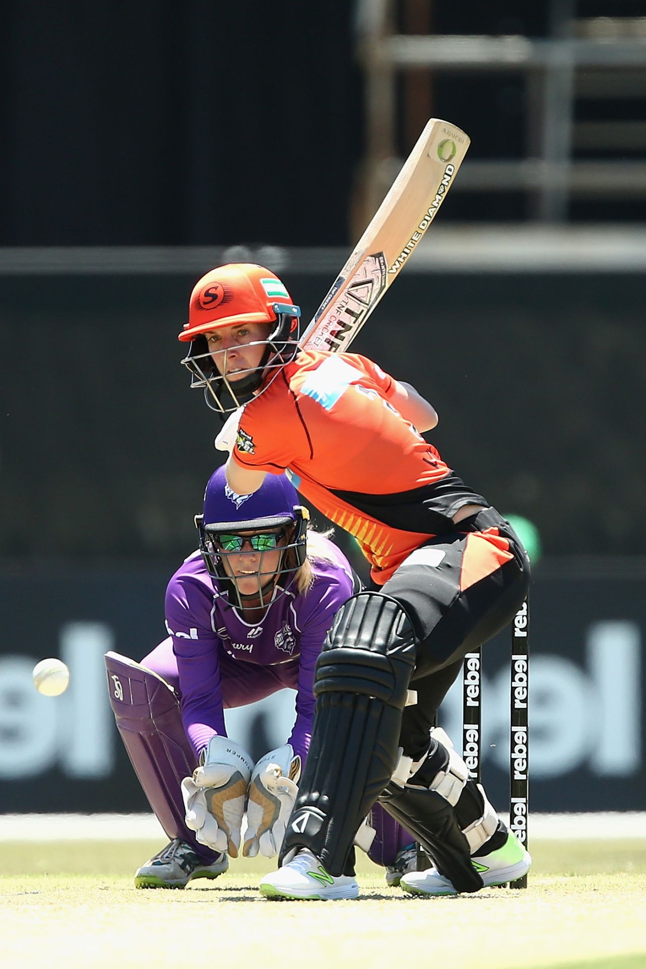 Elyse Villani watches the ball closely, Hobart Hurricanes v Perth Scorchers, WBBL 2019-19, Melbourne, December 1, 2018