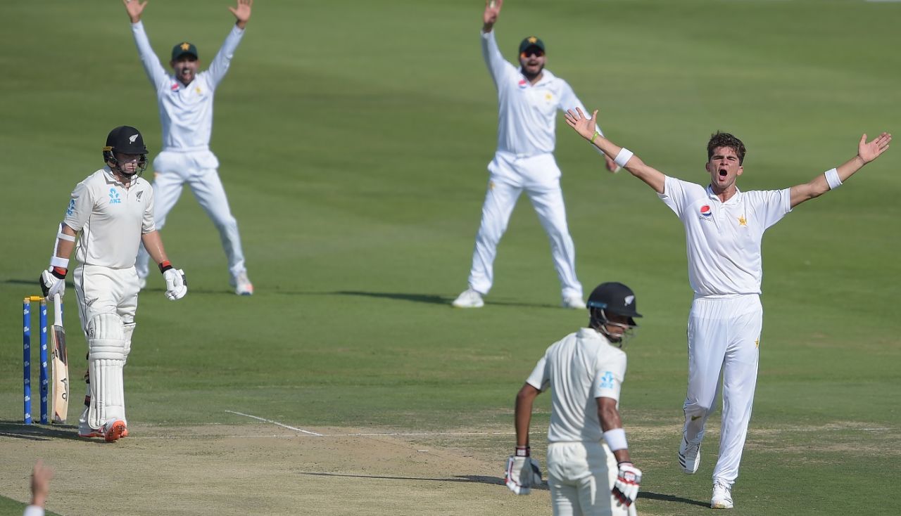 Shaheen Shah Afridi appeals for his maiden Test wicket, Pakistan v New Zealand, 3rd Test, Abu Dhabi, 1st day, December 3, 2018