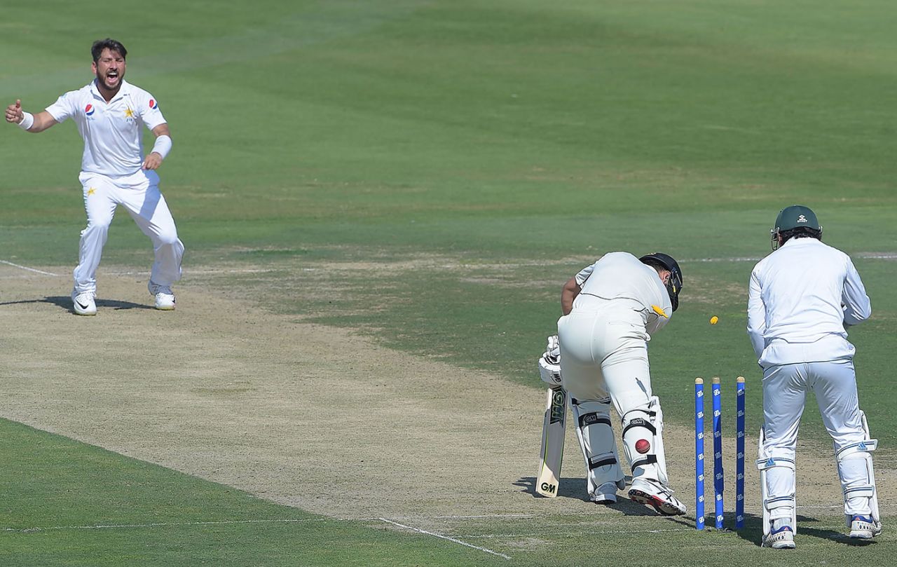 Yasir Shah bowled Ross Taylor for a first-ball duck, Pakistan v New Zealand, 3rd Test, Abu Dhabi, 1st day, December 3, 2018