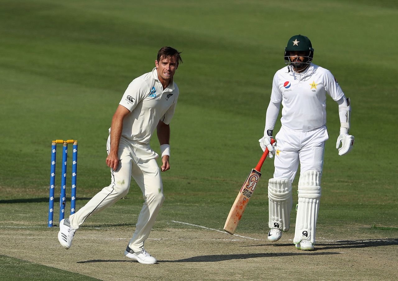 Tim Southee bowls, Pakistan v New Zealand, 3rd Test, Abu Dhabi, 2nd day, December 4, 2018