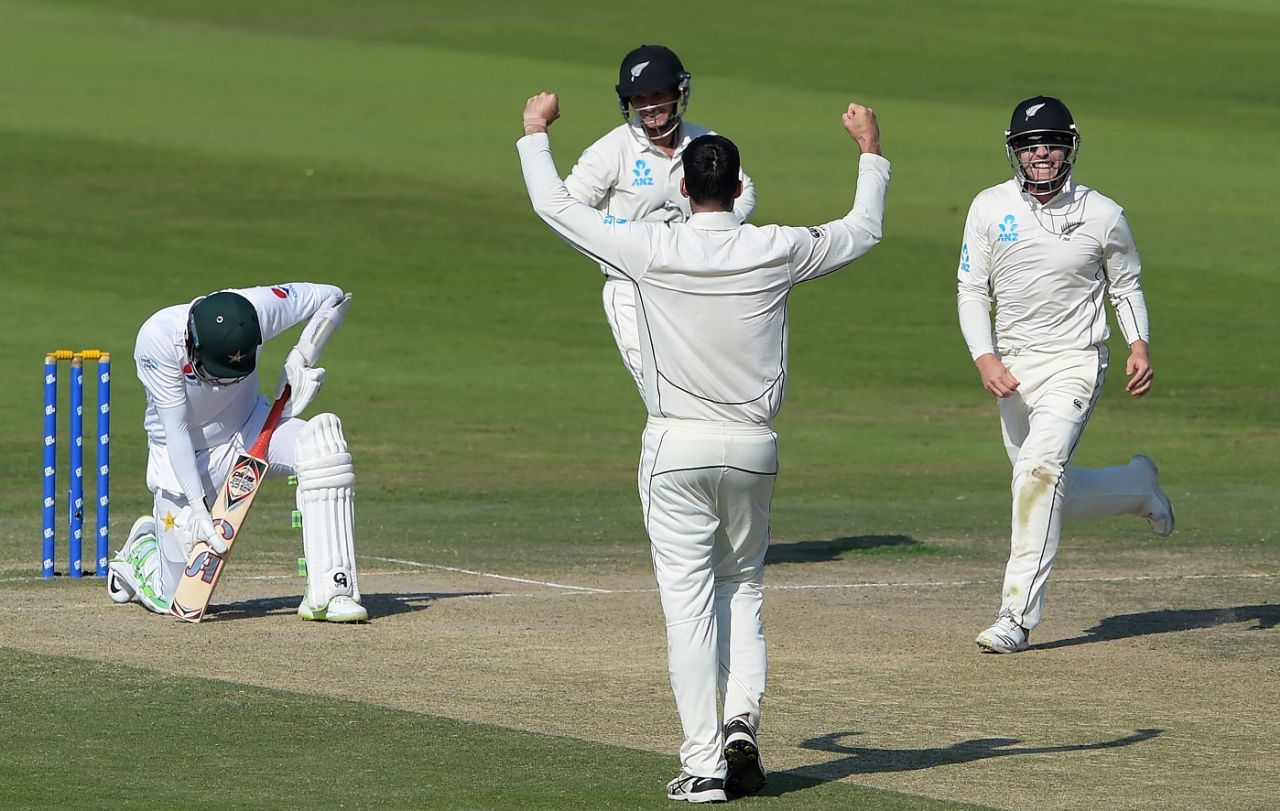 William Somerville dismisses Azhar Ali for his maiden Test wicket, Pakistan v New Zealand, 3rd Test, Abu Dhabi, 3rd day, December 5, 2018