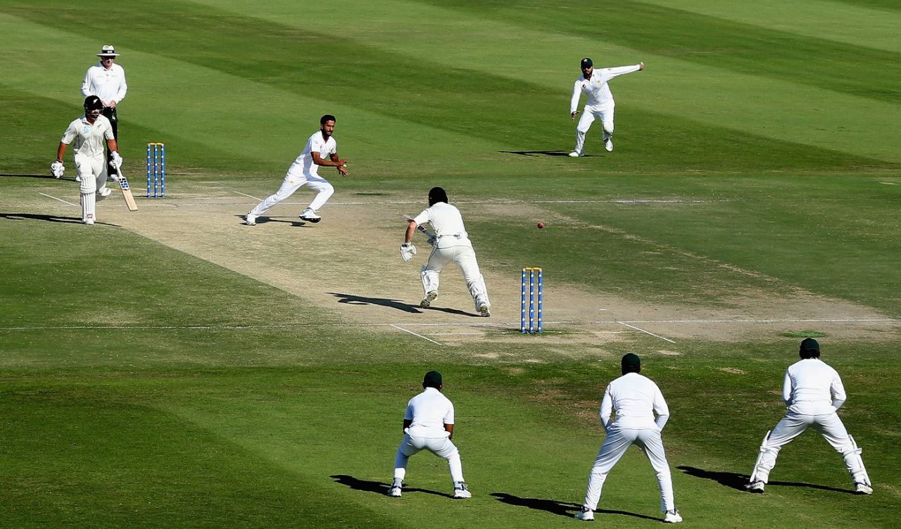 Hasan Ali sprints towards the ball in his followthrough, Pakistan v New Zealand, 3rd Test, Abu Dhabi, 5th day, December 7, 2018