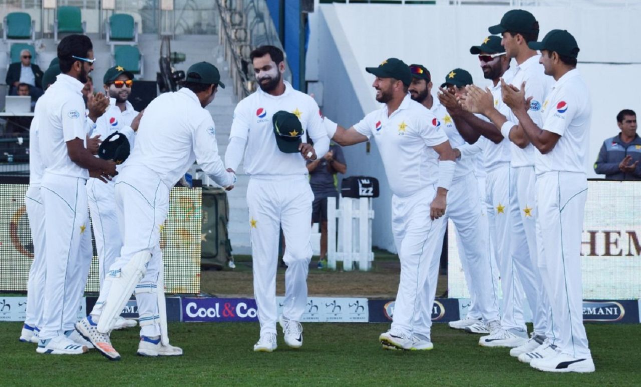 Mohammad Hafeez gets a guard of honour, Pakistan v New Zealand, 3rd Test, Abu Dhabi, 5th day, December 7, 2018