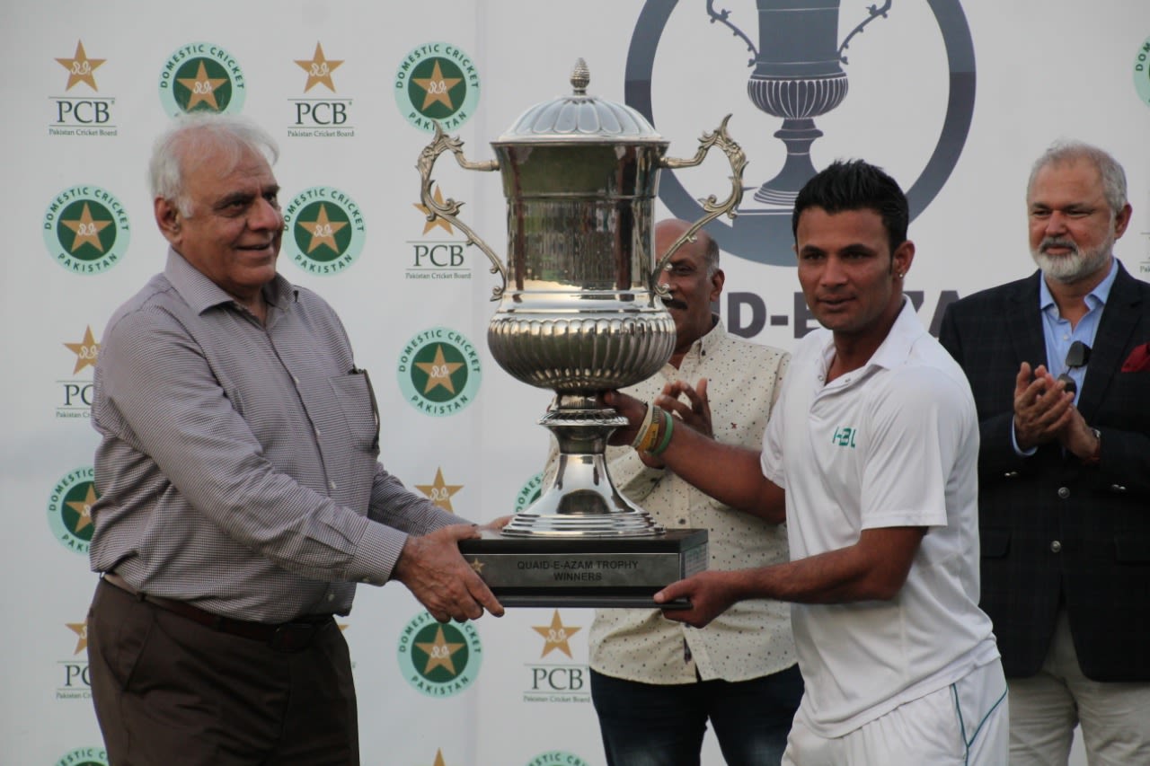 Imran Farhat receives the Quaid-e-Azam Trophy, SNGPL v Habib Bank Ltd, Qauid-e-Azam Trophy final, Karachi, December 8, 2018