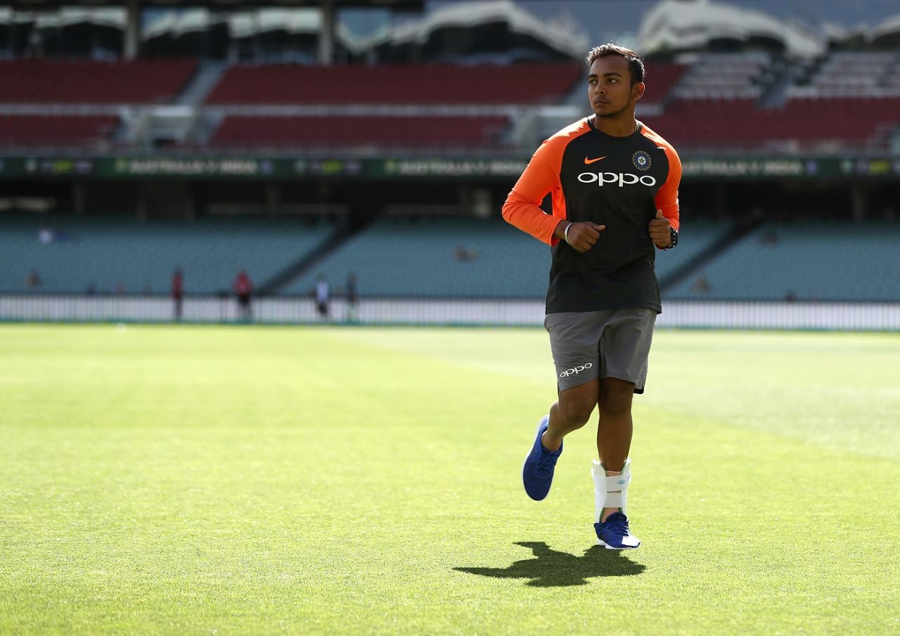 Prithvi Shaw tests out his injured ankle, Australia v India, 1st Test, Adelaide, 5th day, December 10, 2018