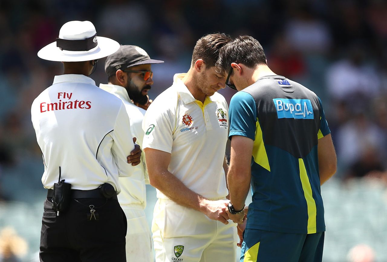 Tim Paine gets treatment on his finger, Australia v India, 1st Test, Adelaide, 5th day, December 10, 2018