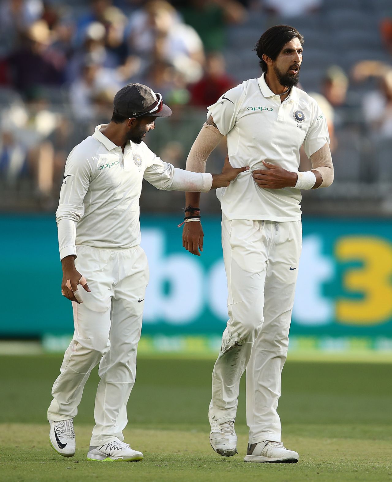Ishant Sharma faced some discomfort towards the end of the day, Australia v India, 2nd Test, Perth, 1st day, December 14, 2018