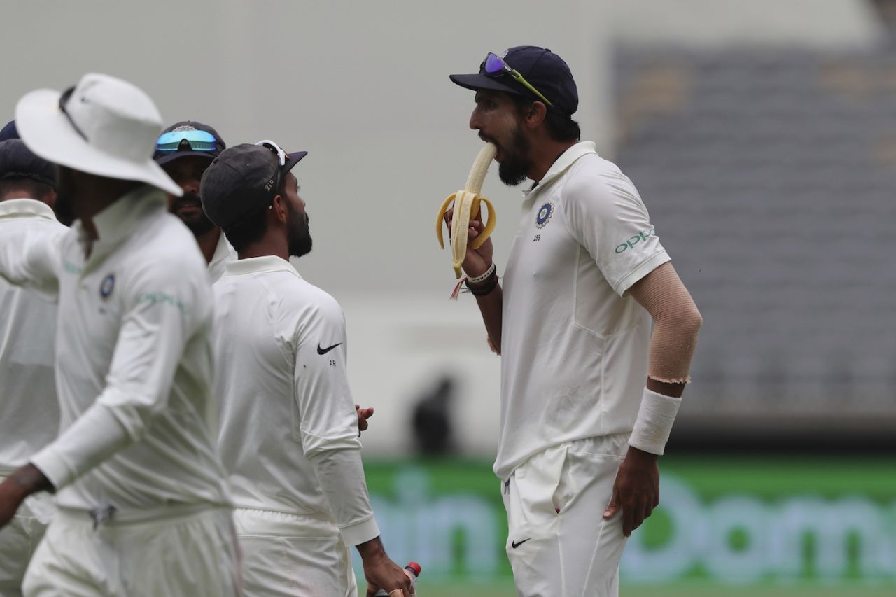 Ishant Sharma eats a banana between overs, Australia v India, 2nd Test, Perth, 2nd day, December 15, 2018