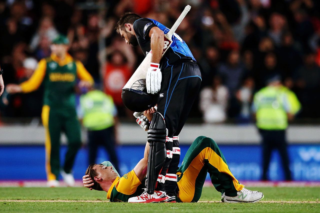 Grant Elliott helps Dale Steyn up after a highly emotional finish, New Zealand v South Africa, World Cup 2015, 1st Semi-Final, Auckland, March 24, 2015