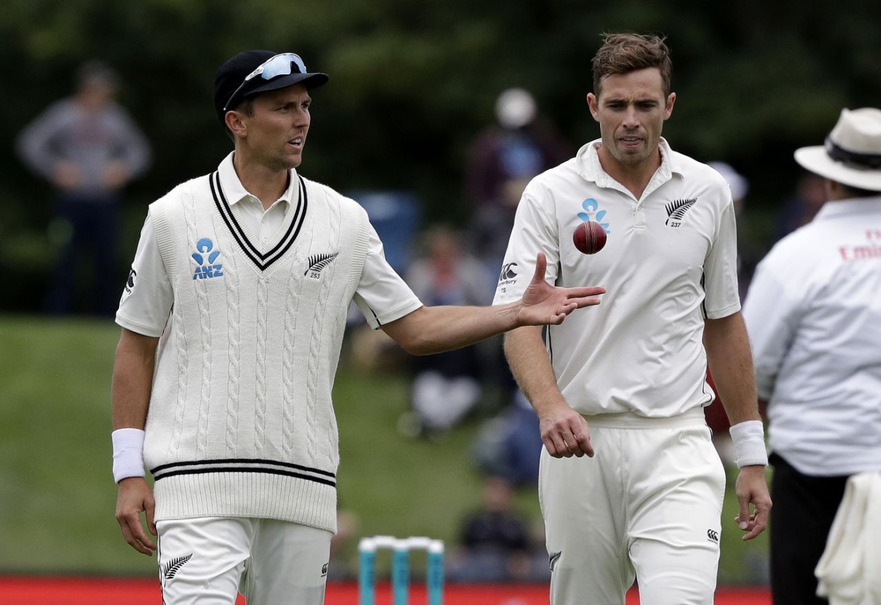 Trent Boult throws the ball to Tim Southee, New Zealand v Sri Lanka, 2nd Test, Christchurch, 1st day, December 26, 2018