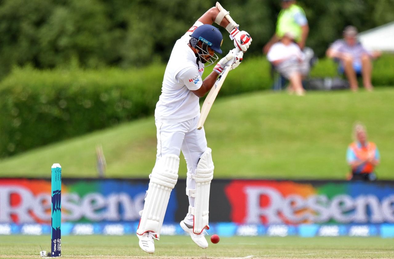Dinesh Chandimal defends a rising one, New Zealand v Sri Lanka, 2nd Test, Christchurch, 4th day, December 29, 2018