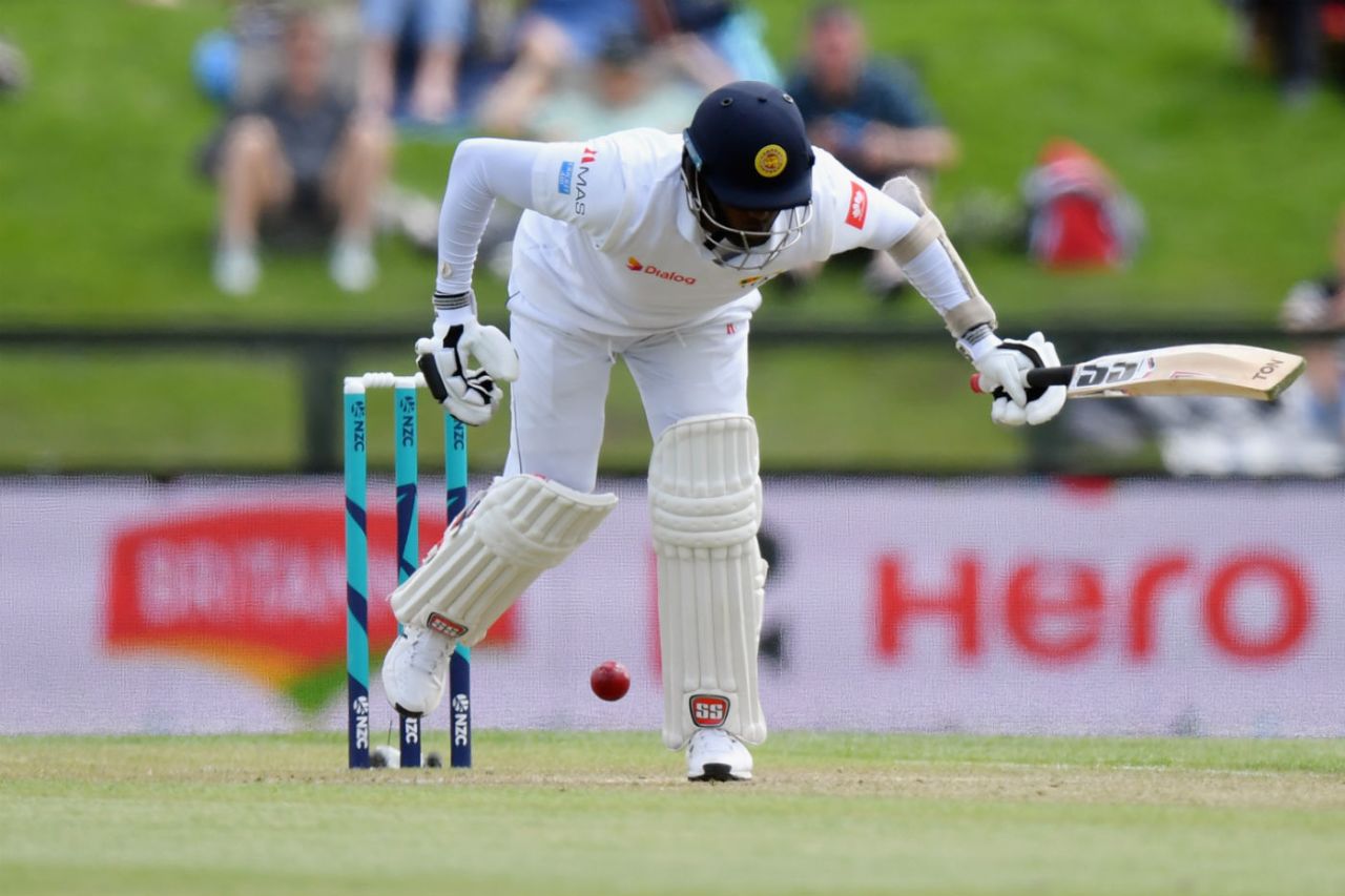Angelo Mathews hobbles after being awkwardly hit on the body, New Zealand v Sri Lanka, 1st Test, Wellington