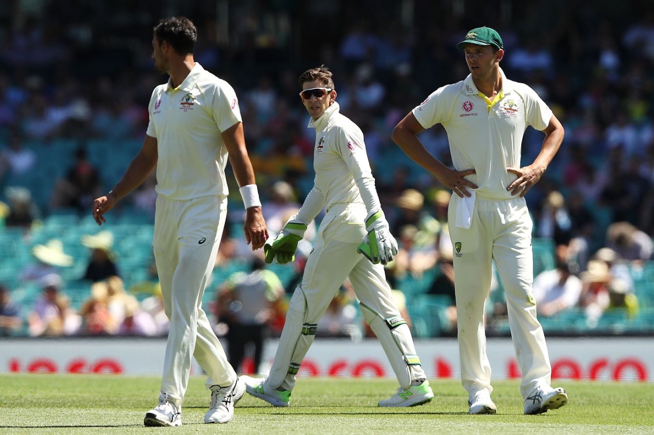 Tim Paine has a discussion with Mitchell Starc and Josh Hazlewood, Australia v India, 4th Test, Sydney, 2nd day, January 4, 2018