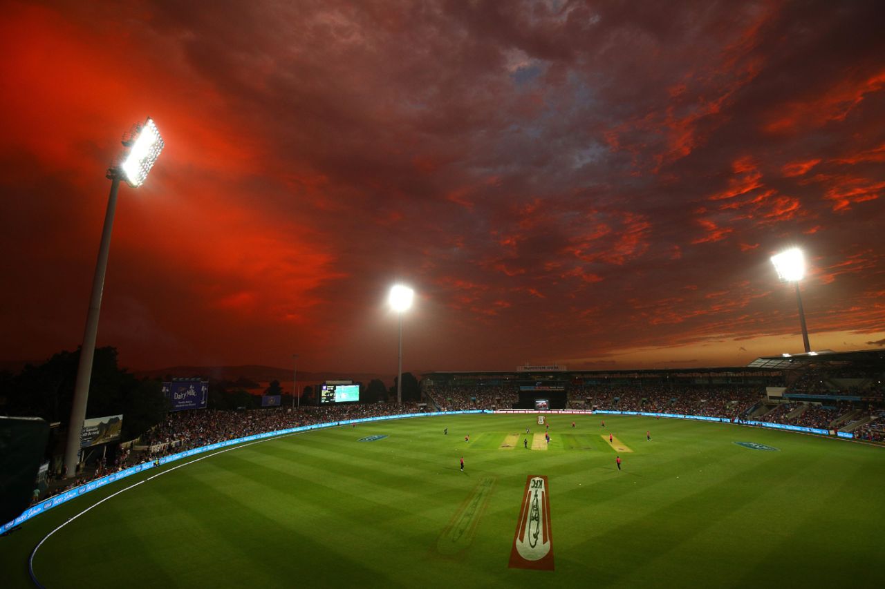 A general view as the sun sets at the Blundstone Arena in Hobart, Hobart Hurricanes v Sydney Sixers, Big Bash League 2018-19, Hobart, January 4, 2019
