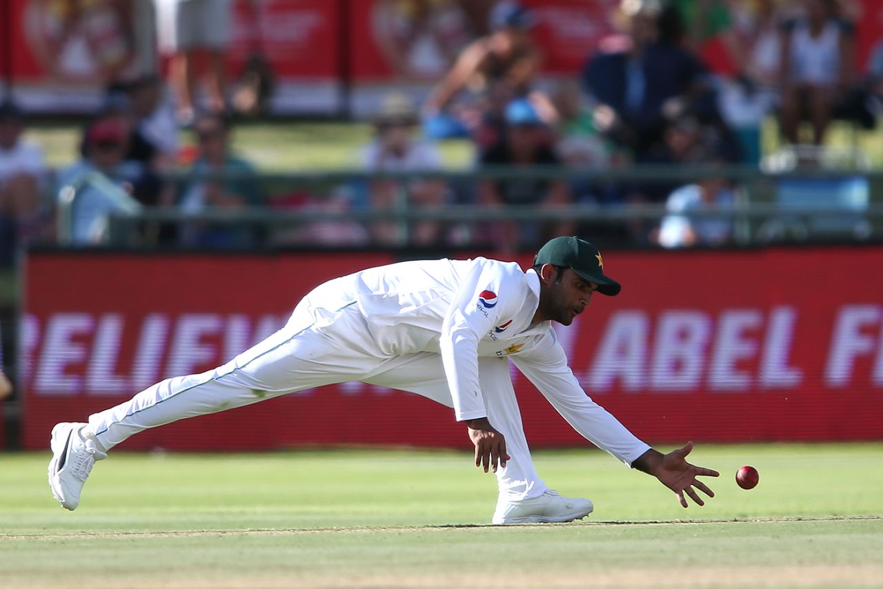Fakhar Zaman stretches to field the ball, South Africa v Pakistan, 2nd Test, Cape Town, 2nd day, January 4, 2018