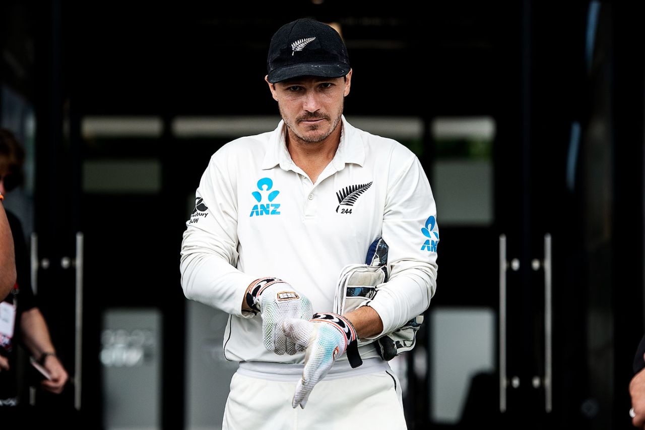 BJ Watling puts his gloves on, New Zealand v Sri Lanka, 2nd Test, Christchurch, 4th day, December 29, 2018