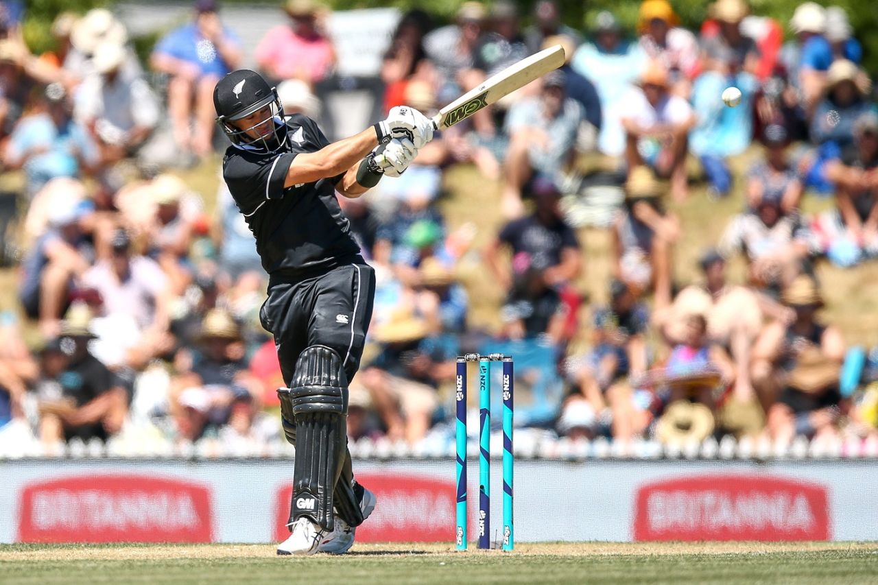 Ross Taylor pulls the ball, New Zealand v Sri Lanka, 3rd ODI, Nelson, January 8, 2019
