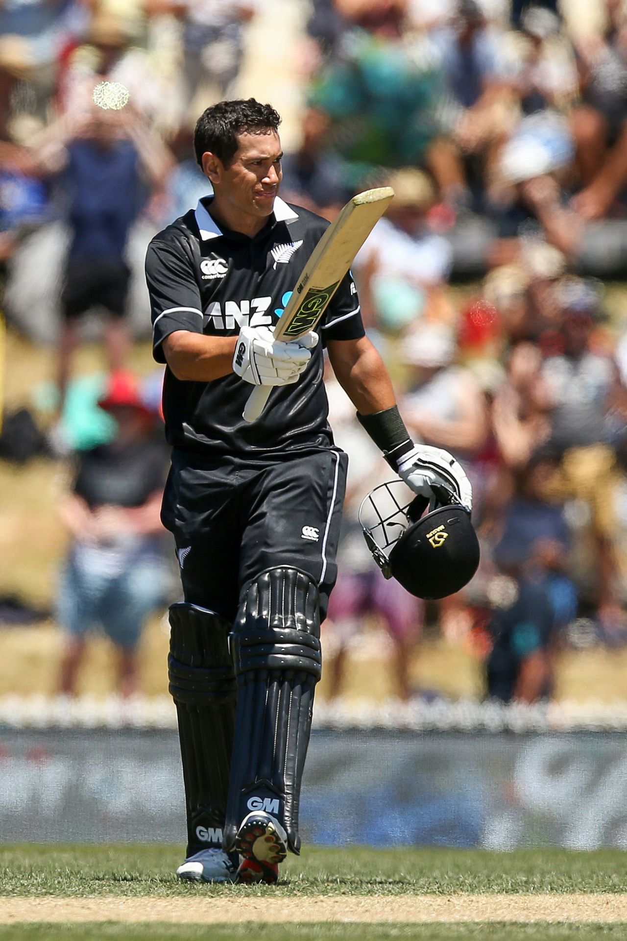 Ross Taylor acknowledges the applause for his 20th ODI century, New Zealand v Sri Lanka, 3rd ODI, Nelson, January 8, 2019