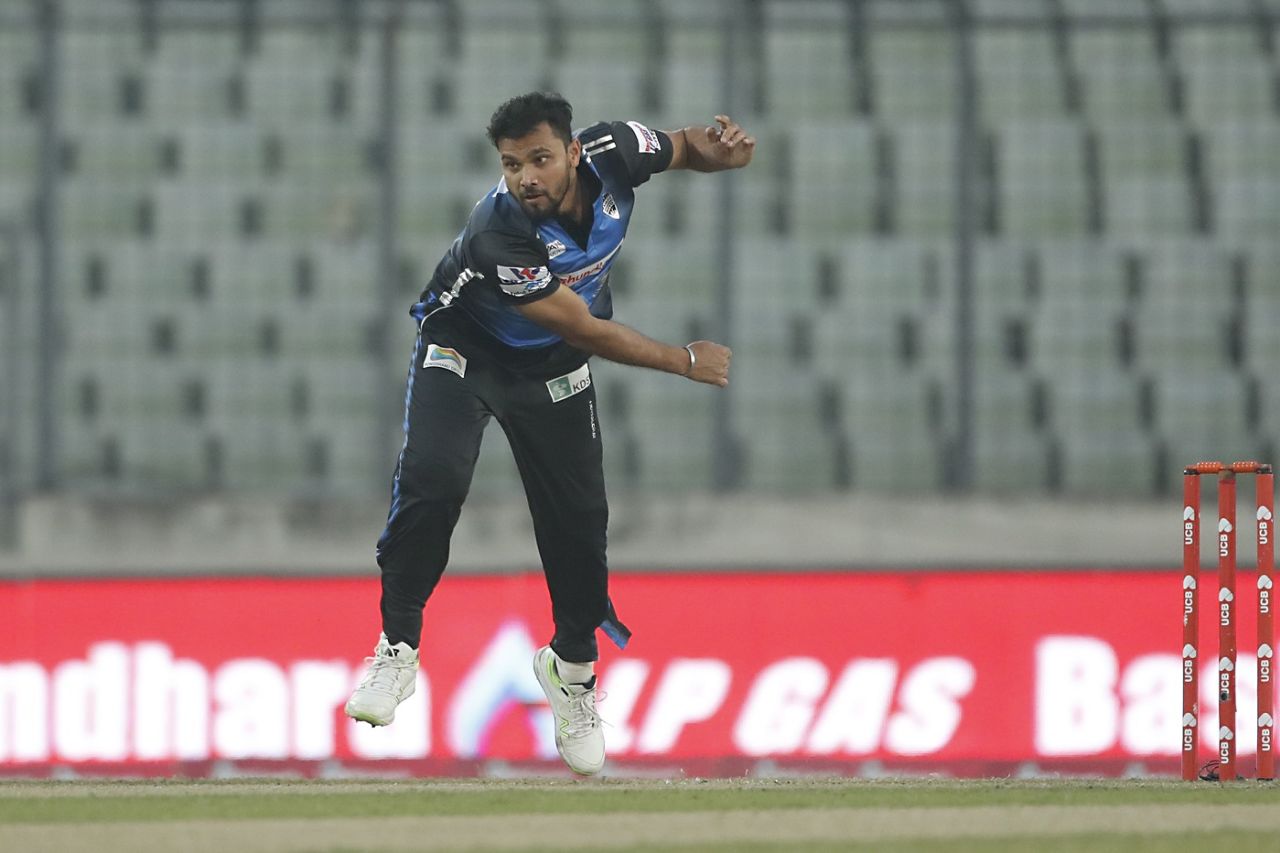 Mashrafe Mortaza in his followthrough, Rangpur Riders v Comilla Victorians, Bangladesh Premier League 2018, Dhaka, January 8, 2019