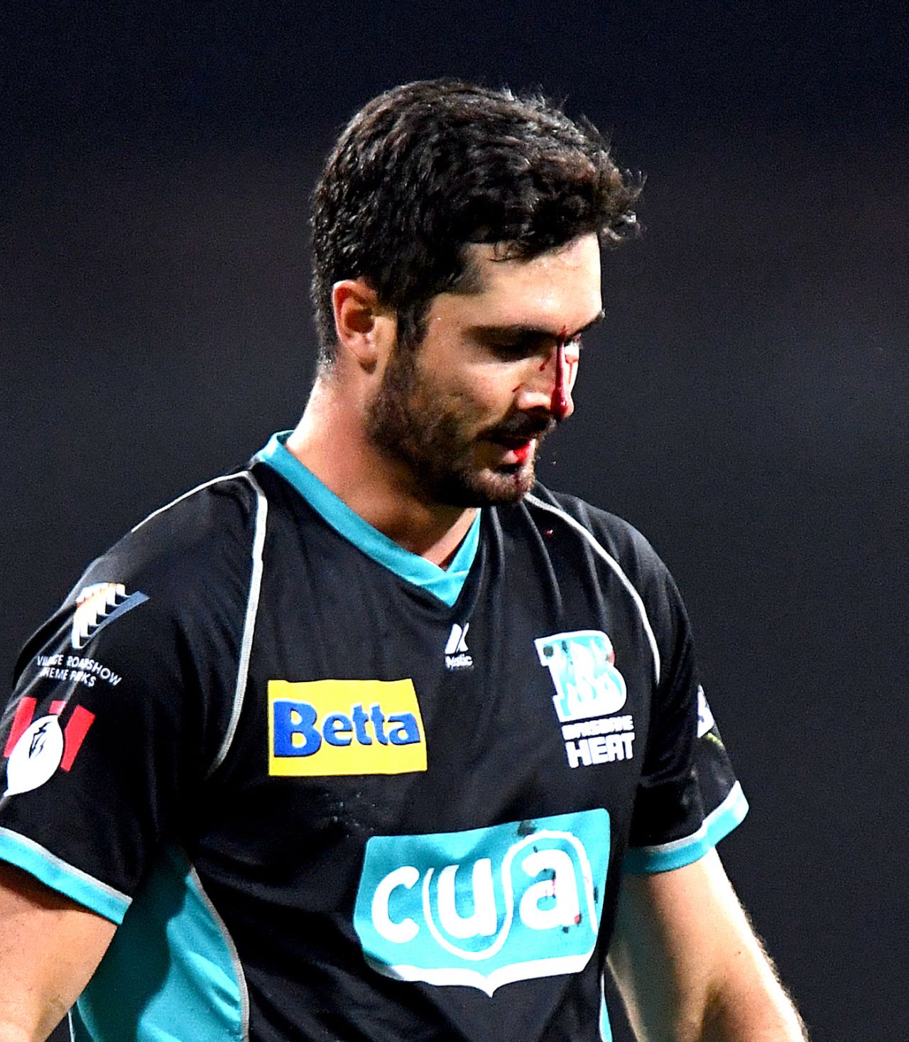 Ben Cutting took a nasty blow on his noes, Brisbane Heat v Melbourne Renegades, Big Bash League 2018-19, Brisbane, January 10, 2019