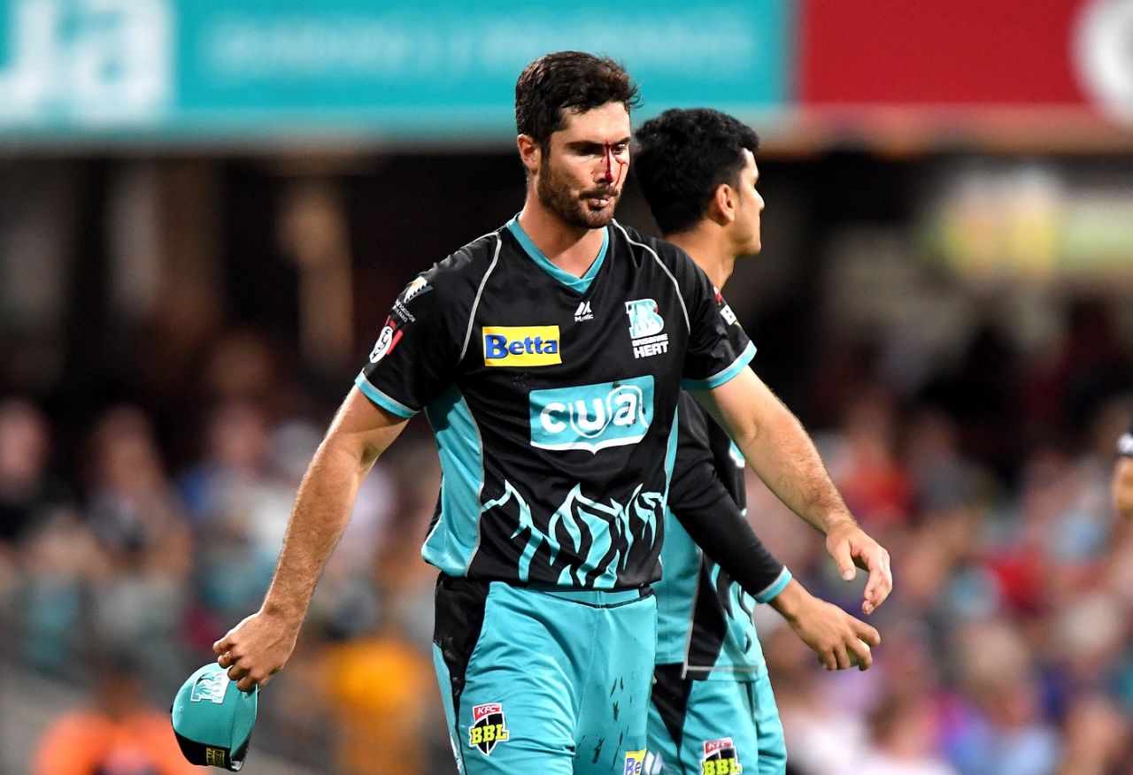 Ben Cutting walks off the field with a bloody nose, Brisbane Heat v Melbourne Renegades, Big Bash League 2018-19, Brisbane, January 10, 2019